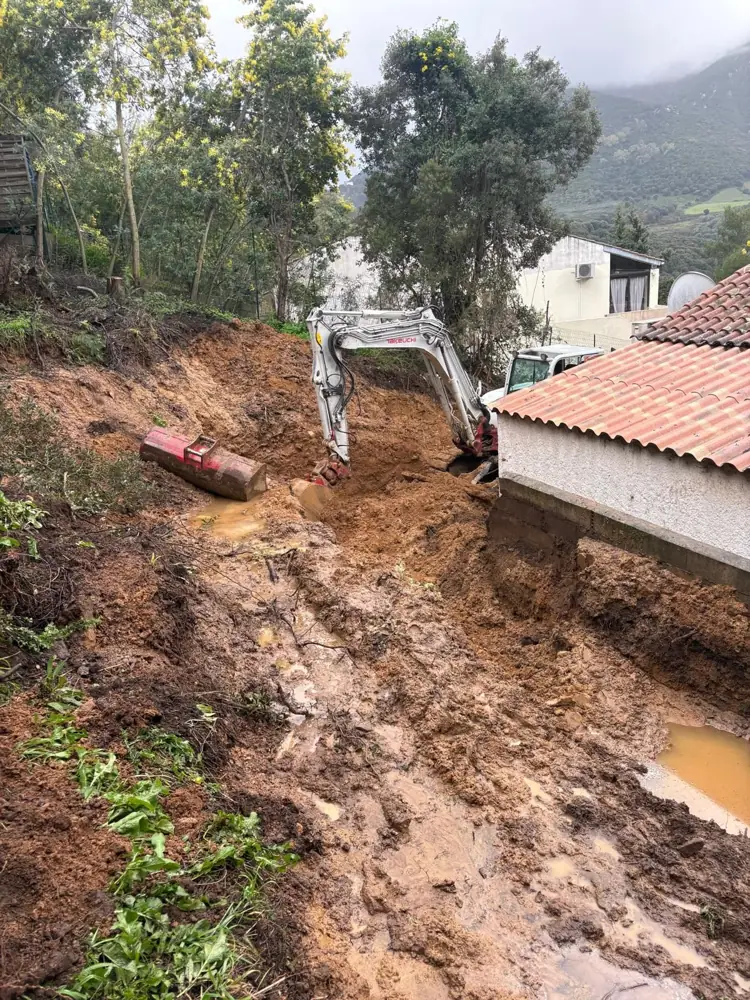 Pelle Sud Travaux en tranchée sur terrain pentu